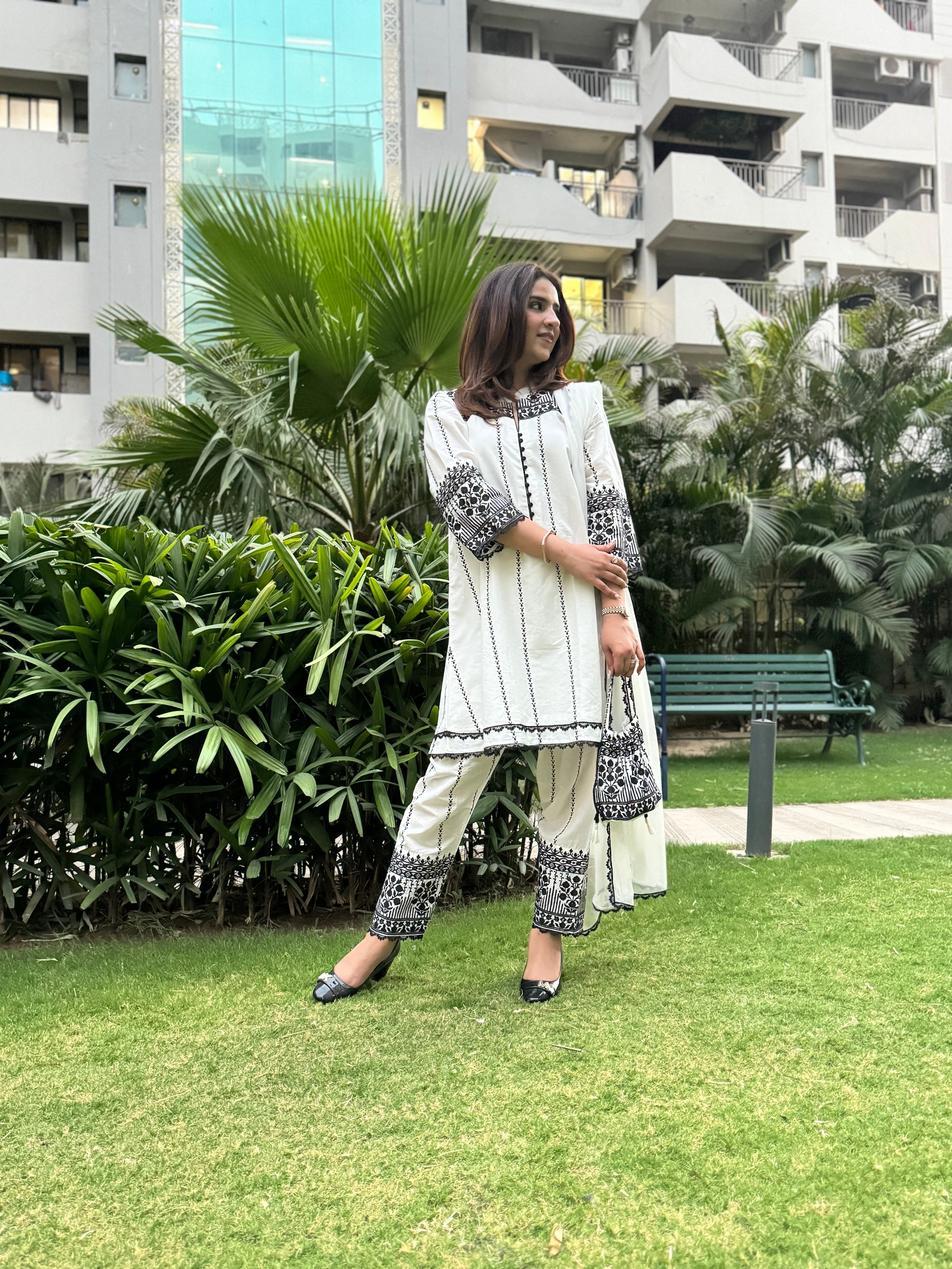 BLACK&WHITE COTTON EMBROIDERED SET