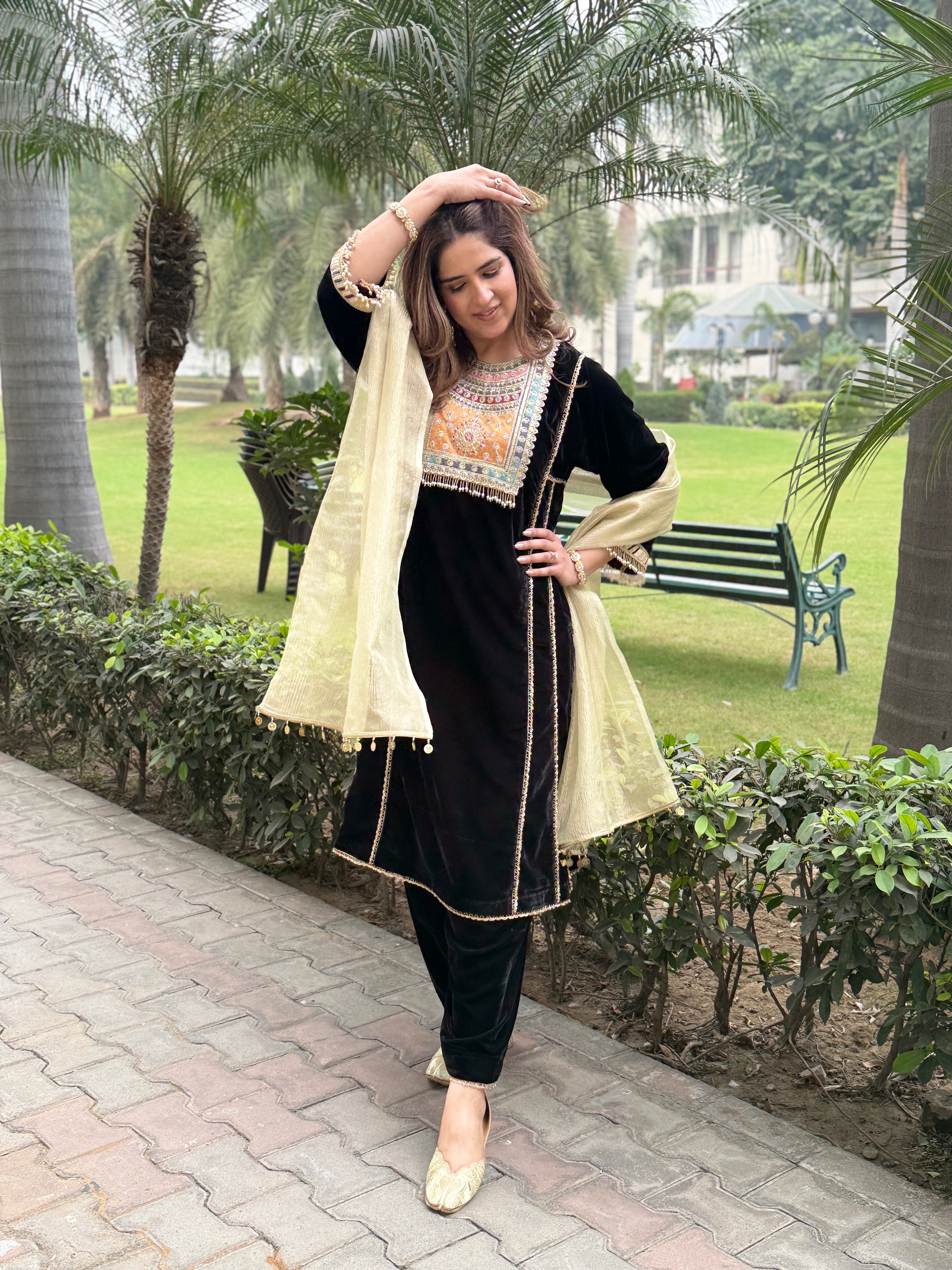 BLACK VELVET GOLD DUPPATA SET