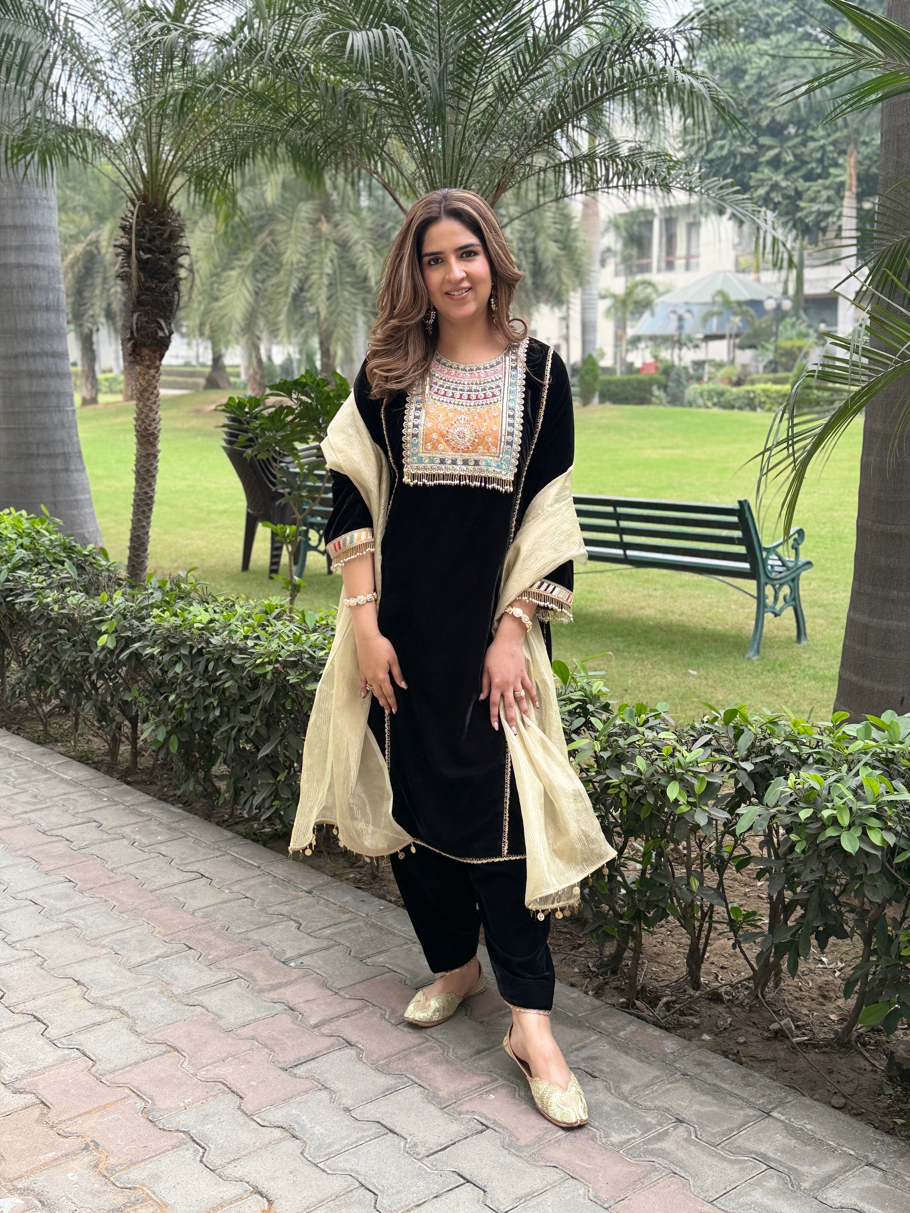 BLACK VELVET GOLD DUPPATA SET