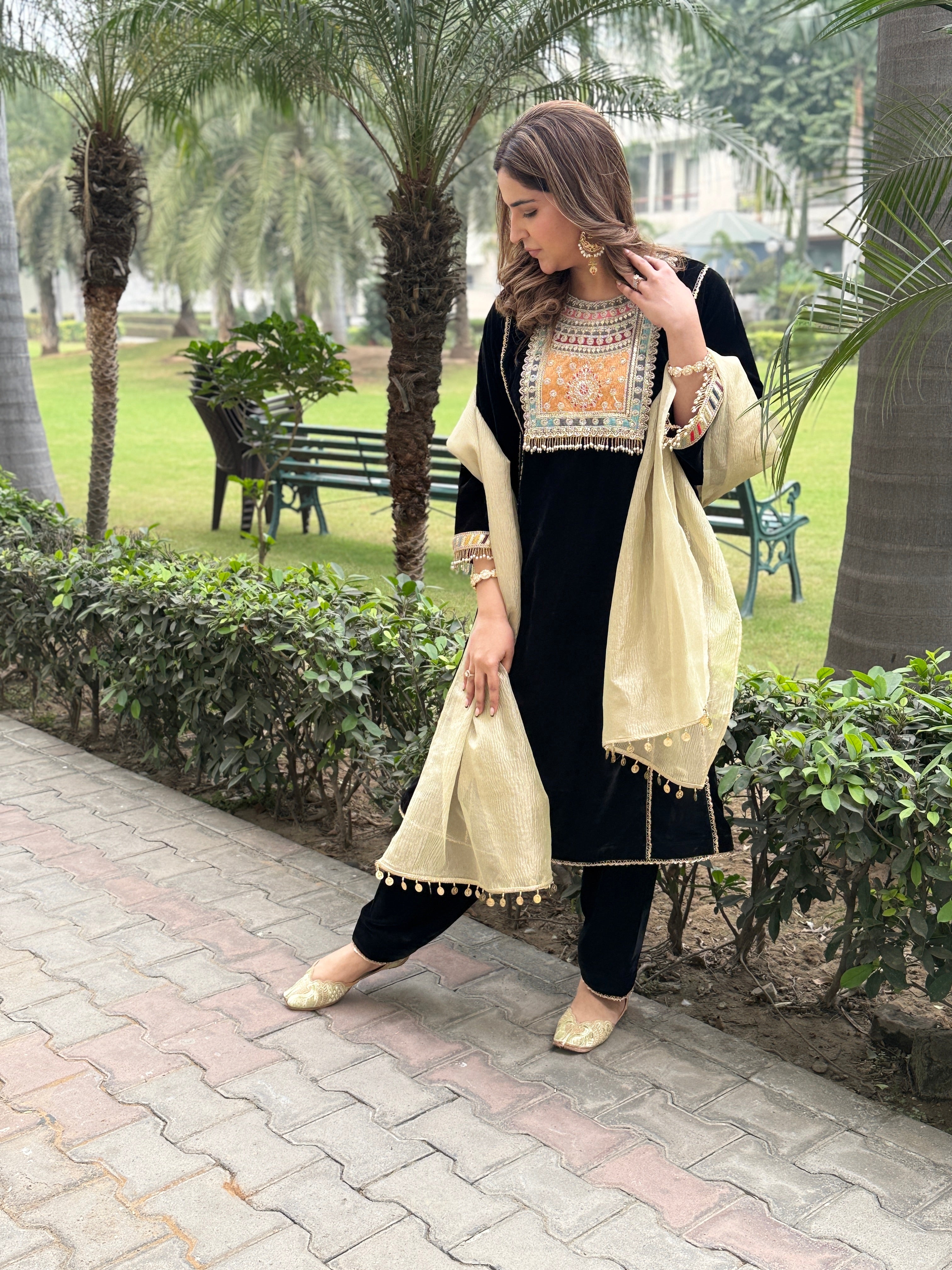 BLACK VELVET GOLD DUPPATA SET