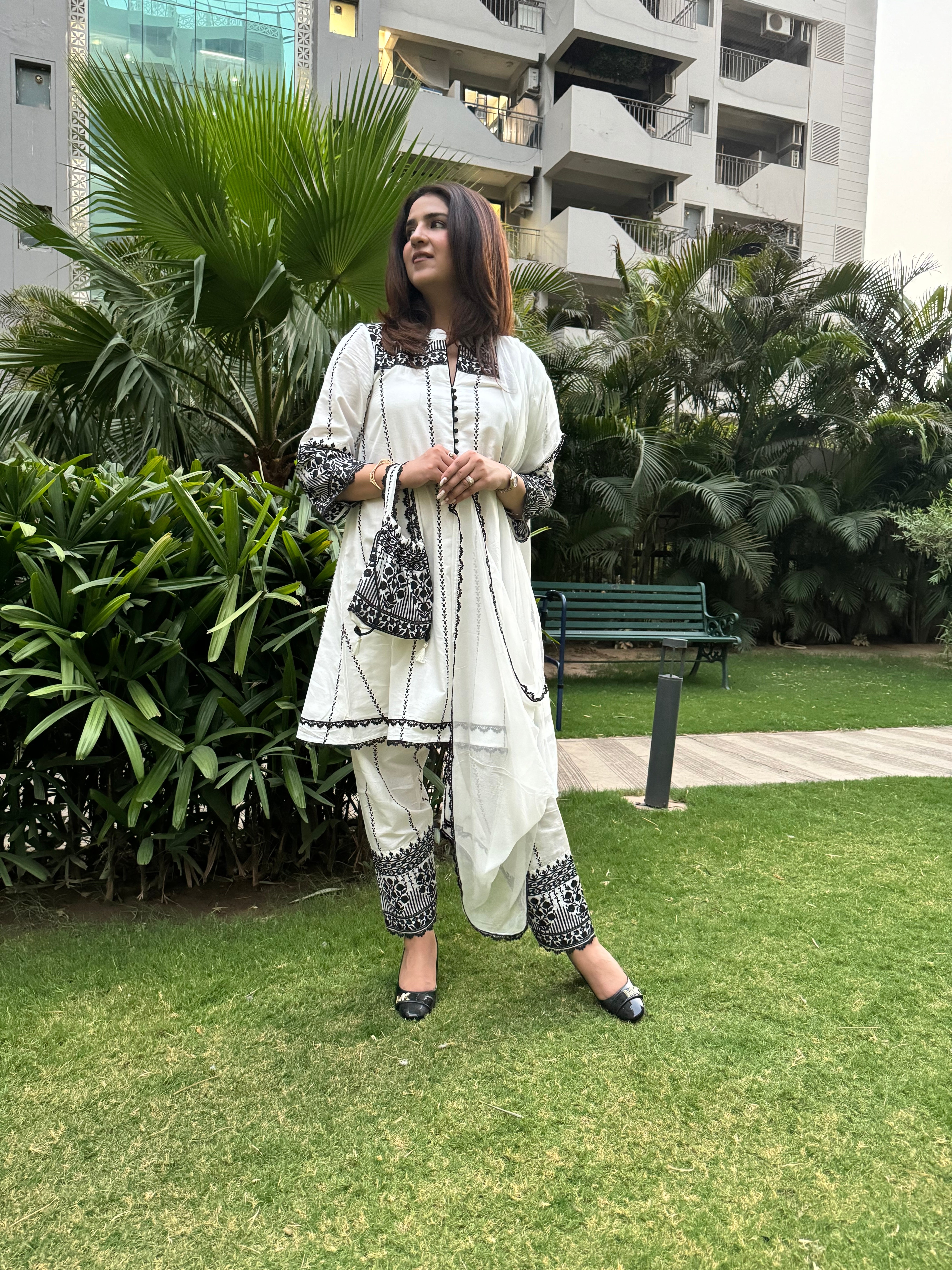 BLACK&WHITE COTTON EMBROIDERED SET