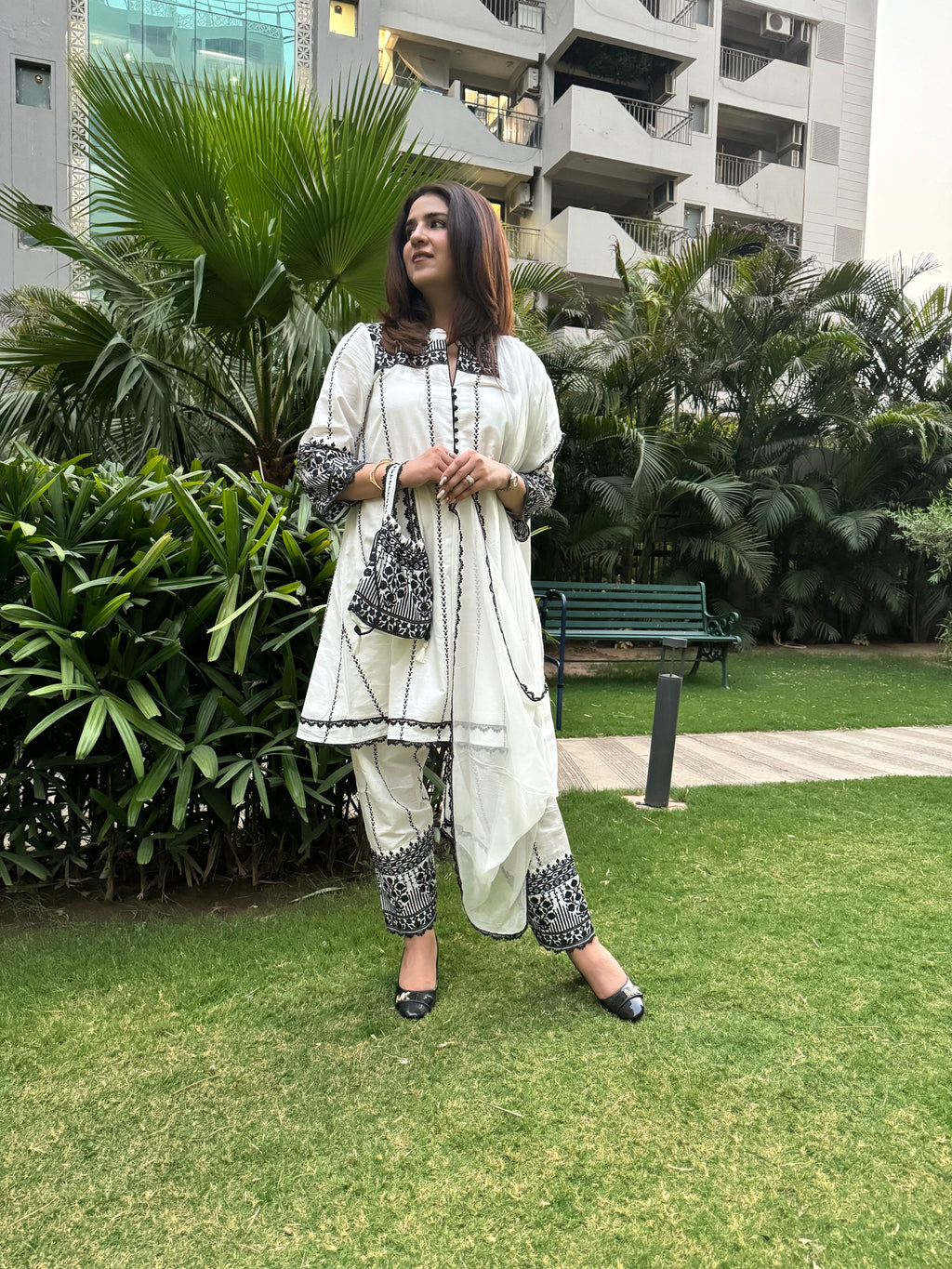 BLACK&WHITE COTTON EMBROIDERED SET
