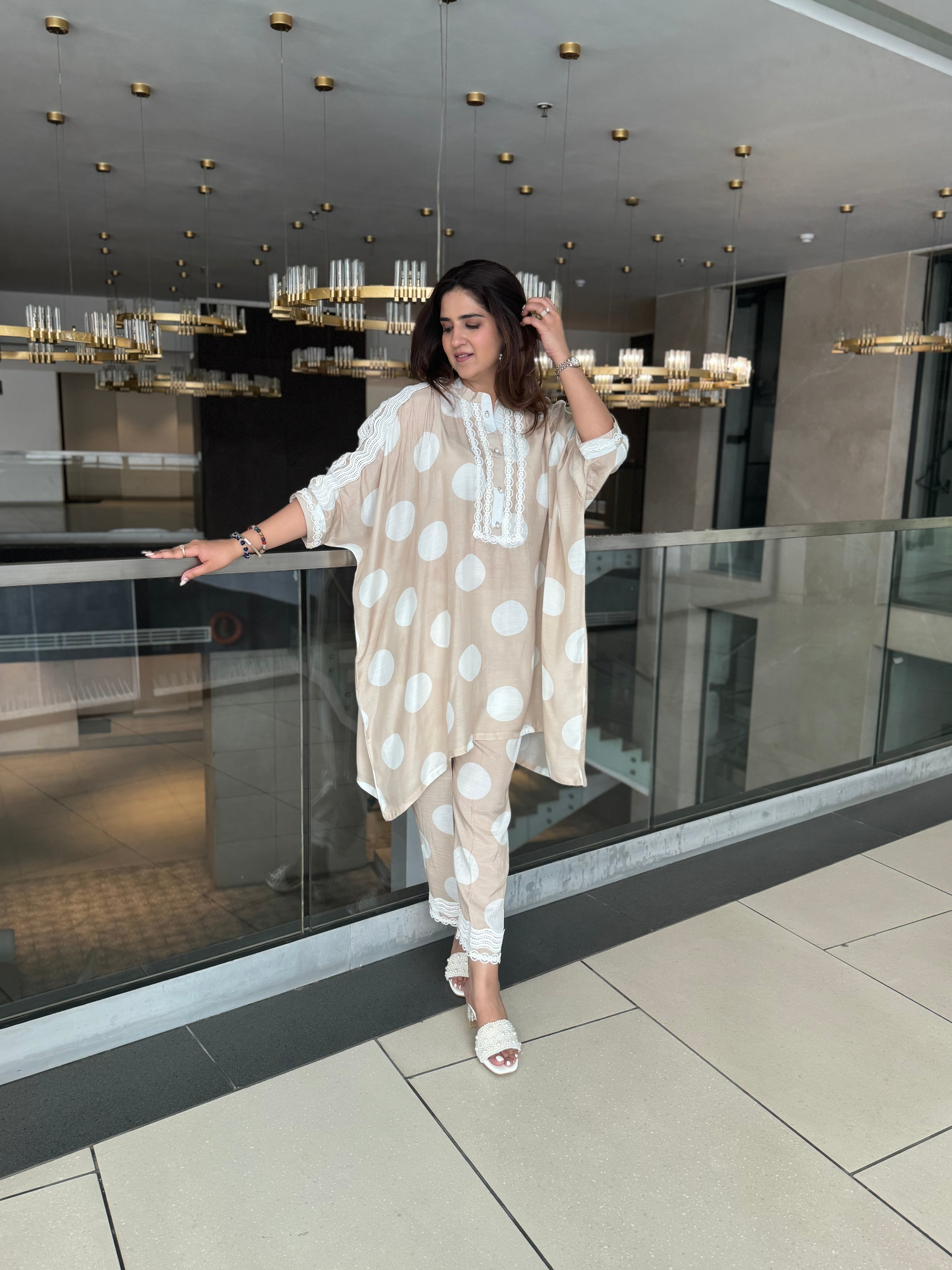 BEIGE AND WHITE POLKADOT