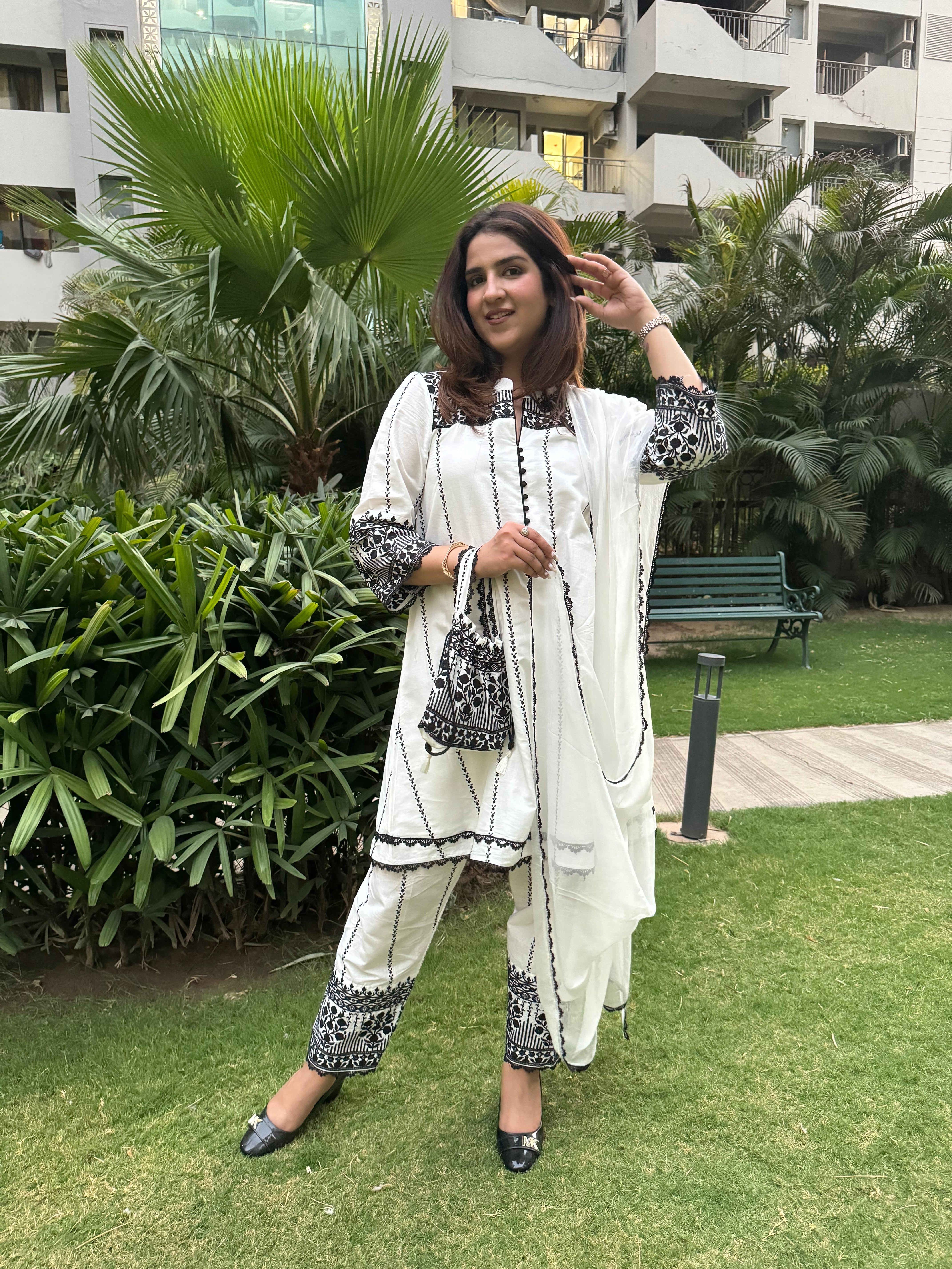 BLACK&WHITE COTTON EMBROIDERED SET