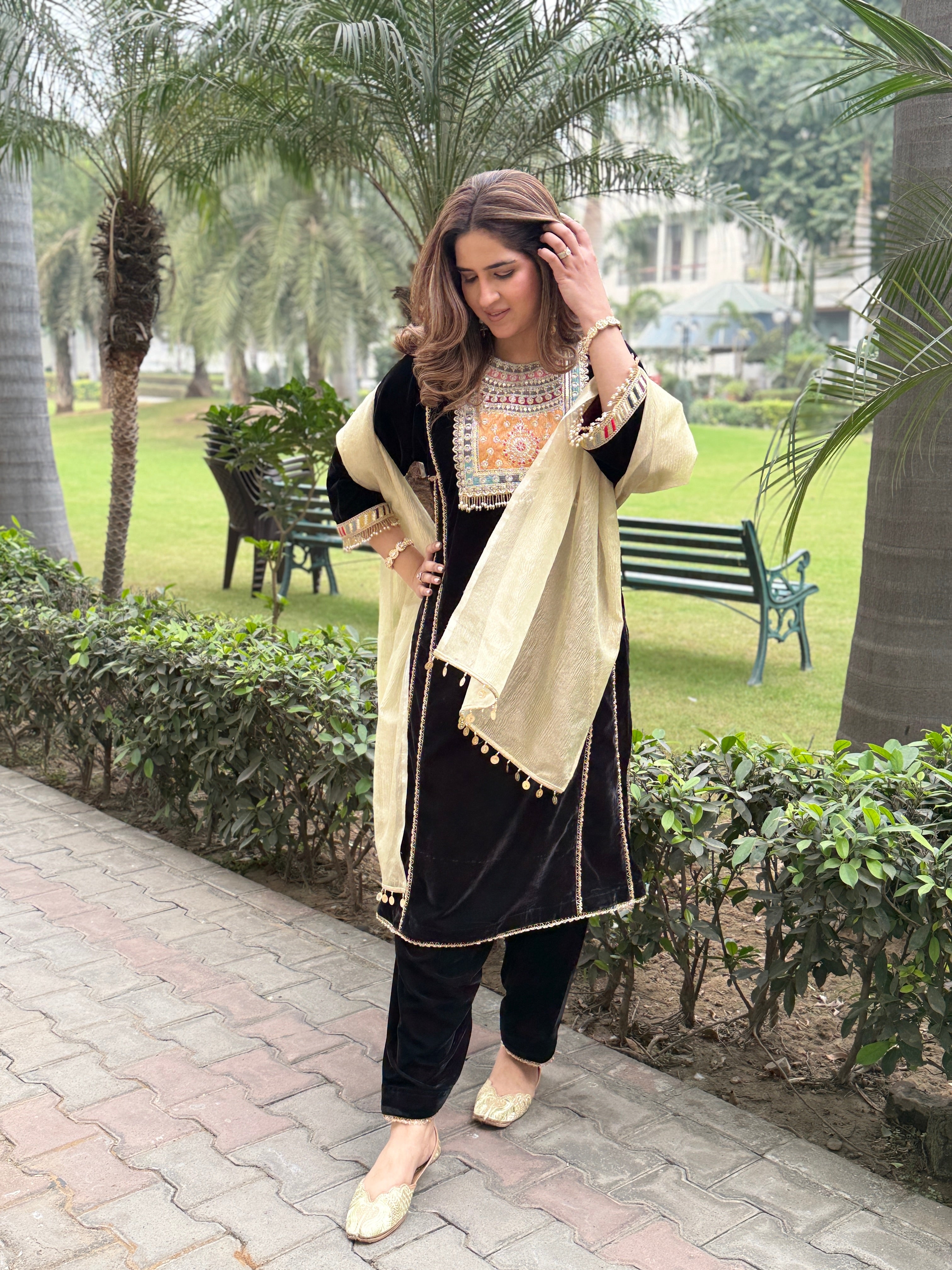BLACK VELVET GOLD DUPPATA SET