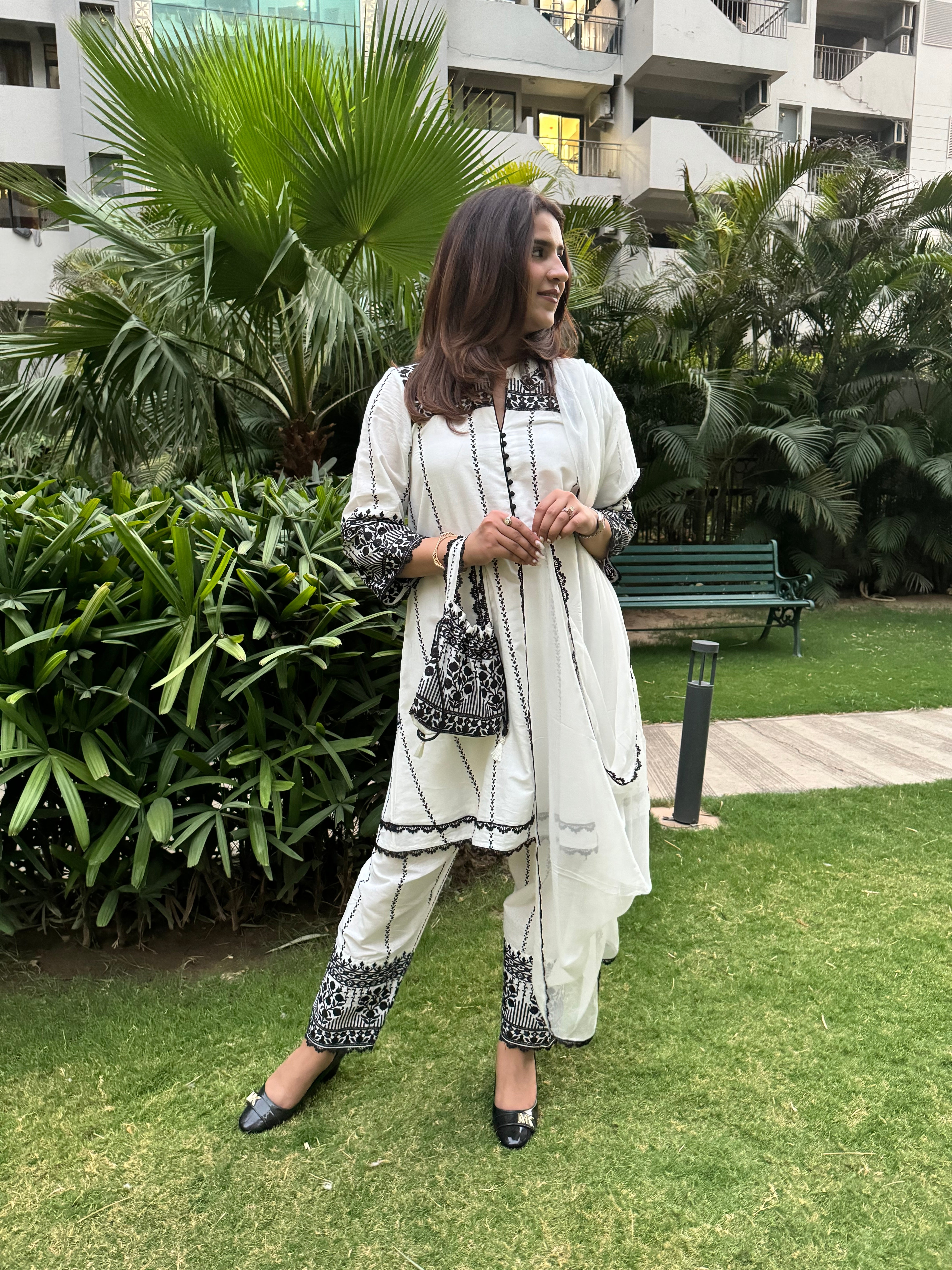 BLACK&WHITE COTTON EMBROIDERED SET