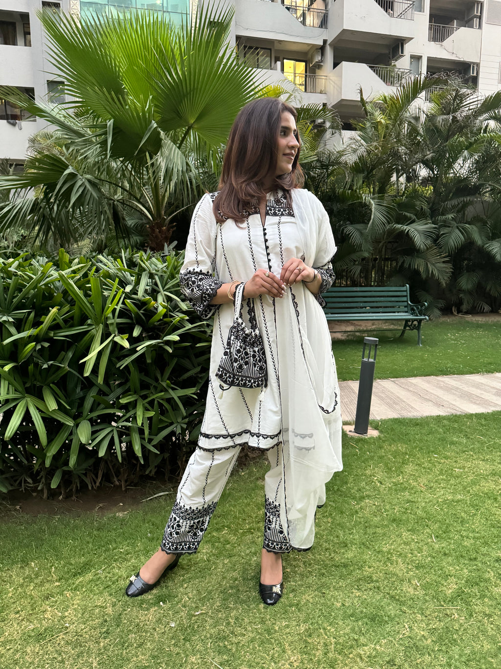 BLACK&WHITE COTTON EMBROIDERED SET
