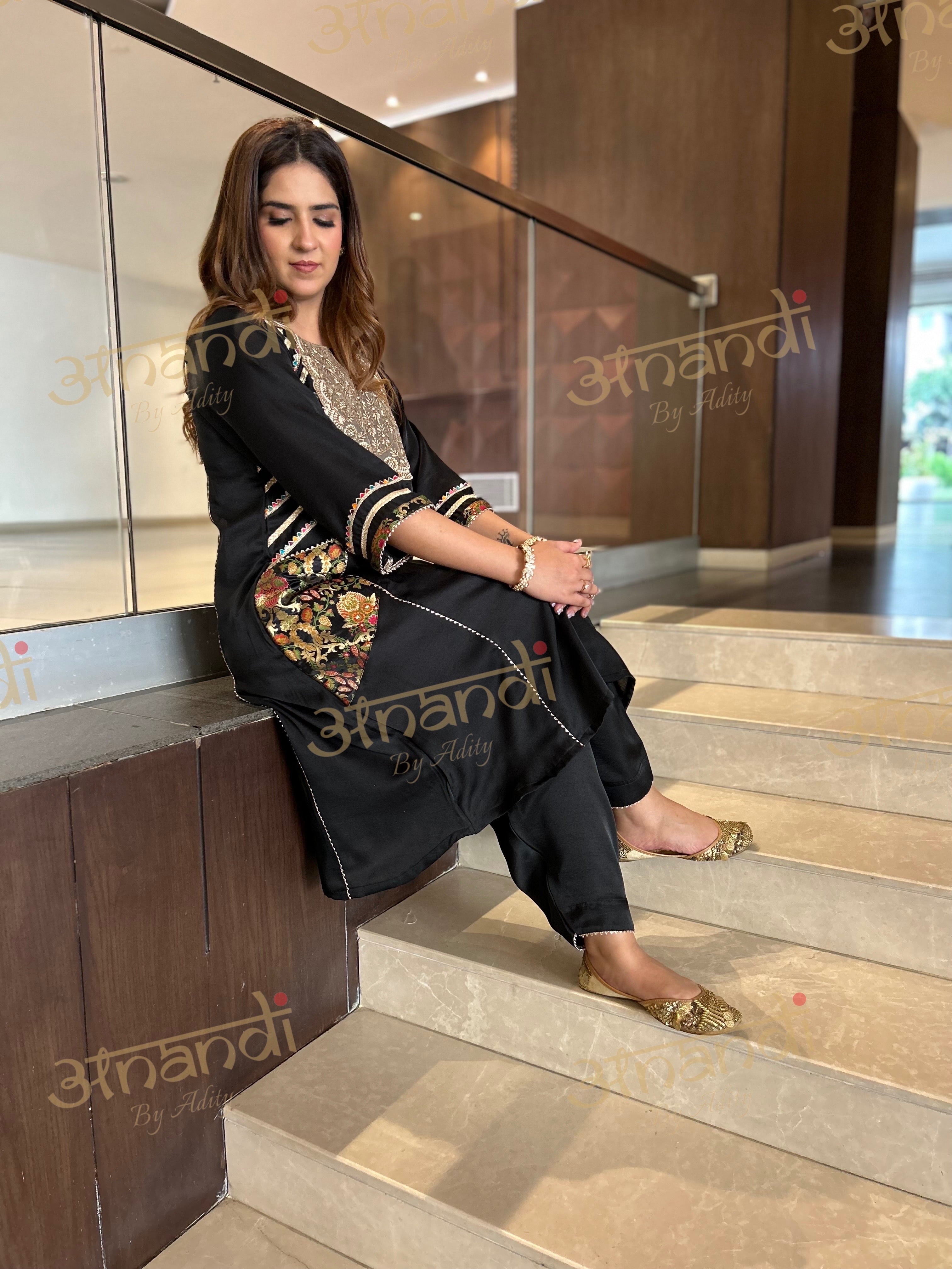 BLACK BROCADE POCKET SET