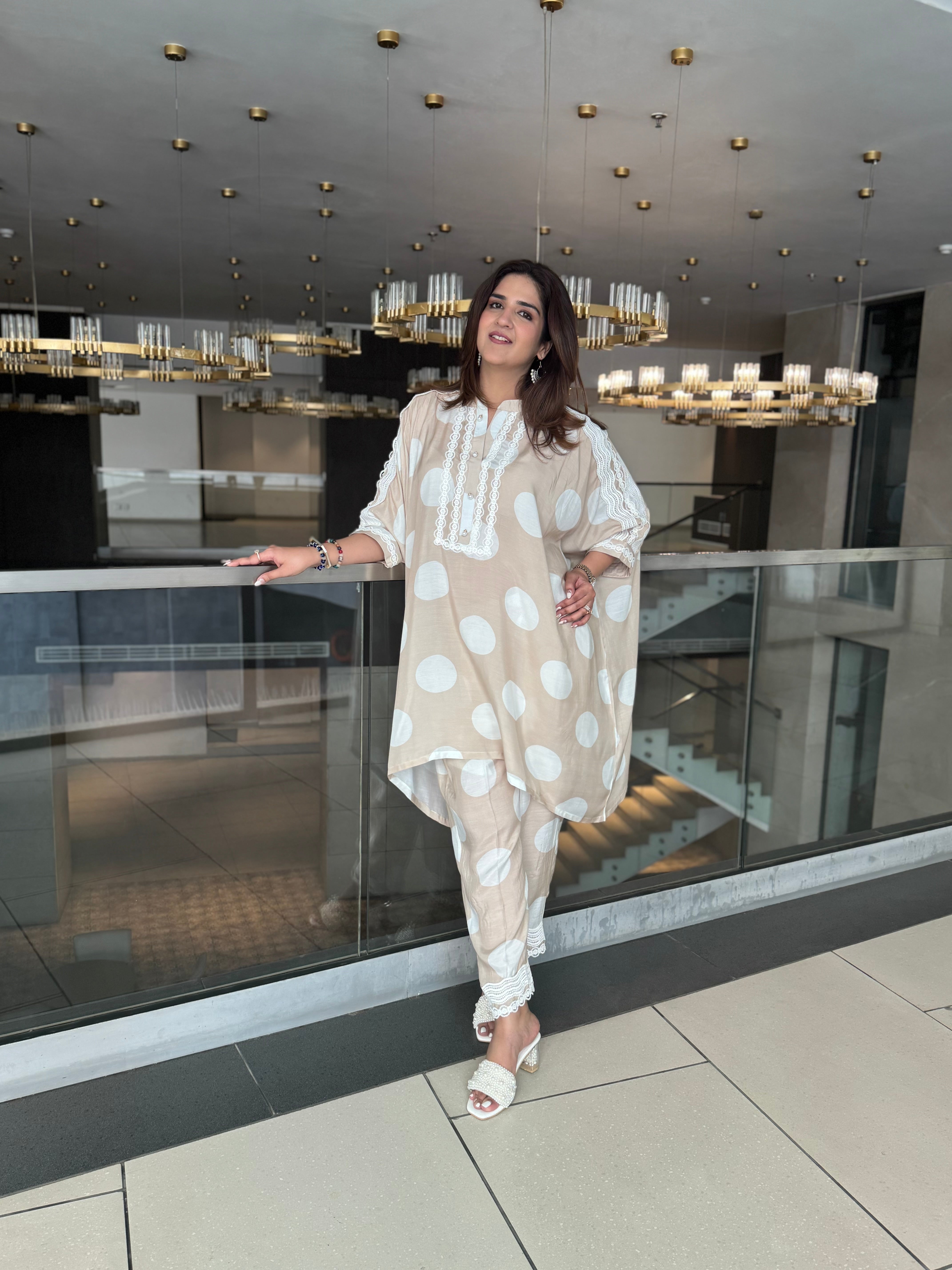 BEIGE AND WHITE POLKADOT