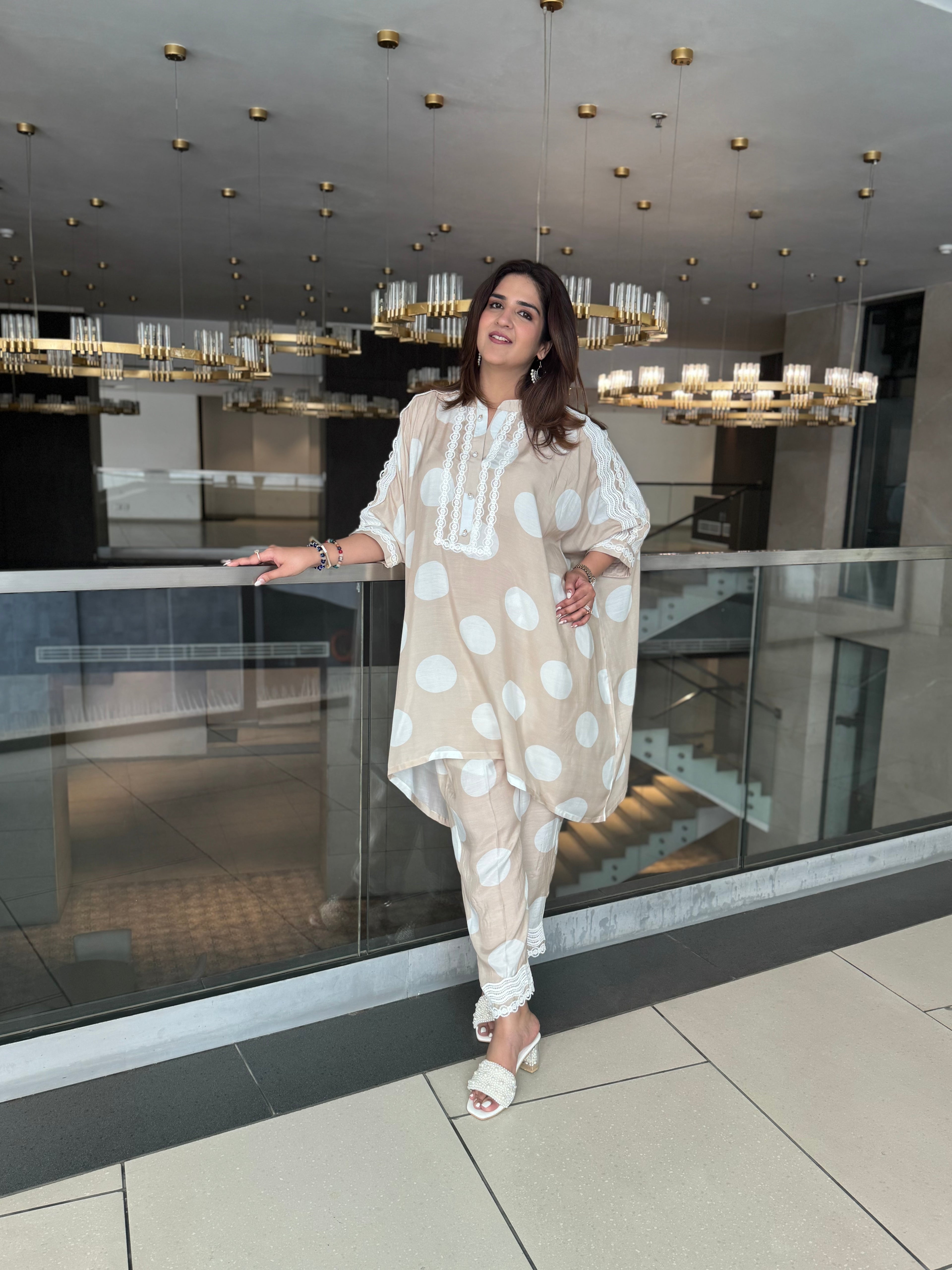 BEIGE AND WHITE POLKADOT